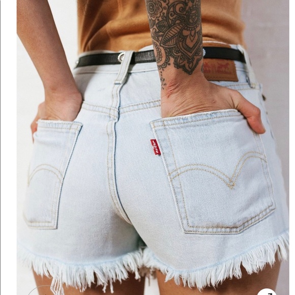 Levi's Pants - Levi's 501 Mid Rise Light Wash Shorts 💕